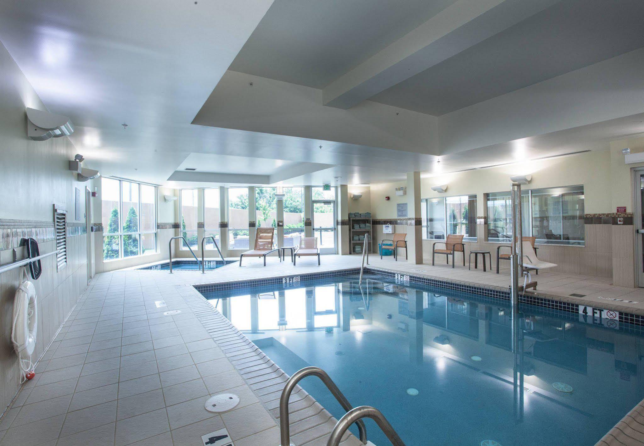 Courtyard By Marriott York Hotel Екстериор снимка