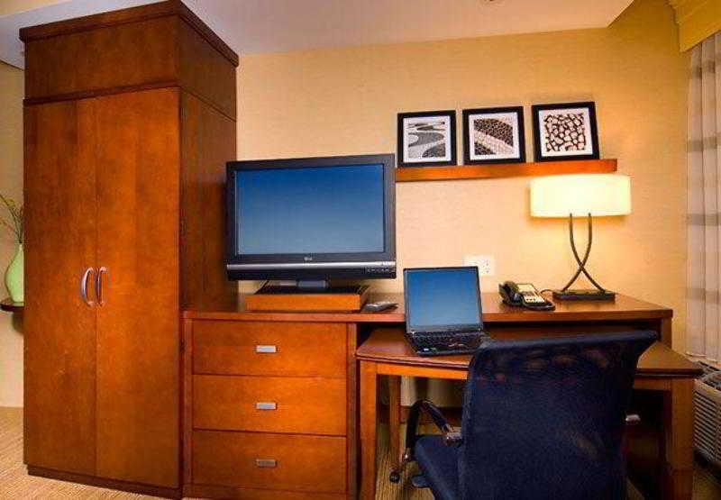 Courtyard By Marriott York Hotel Екстериор снимка