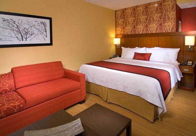 Courtyard By Marriott York Hotel Екстериор снимка