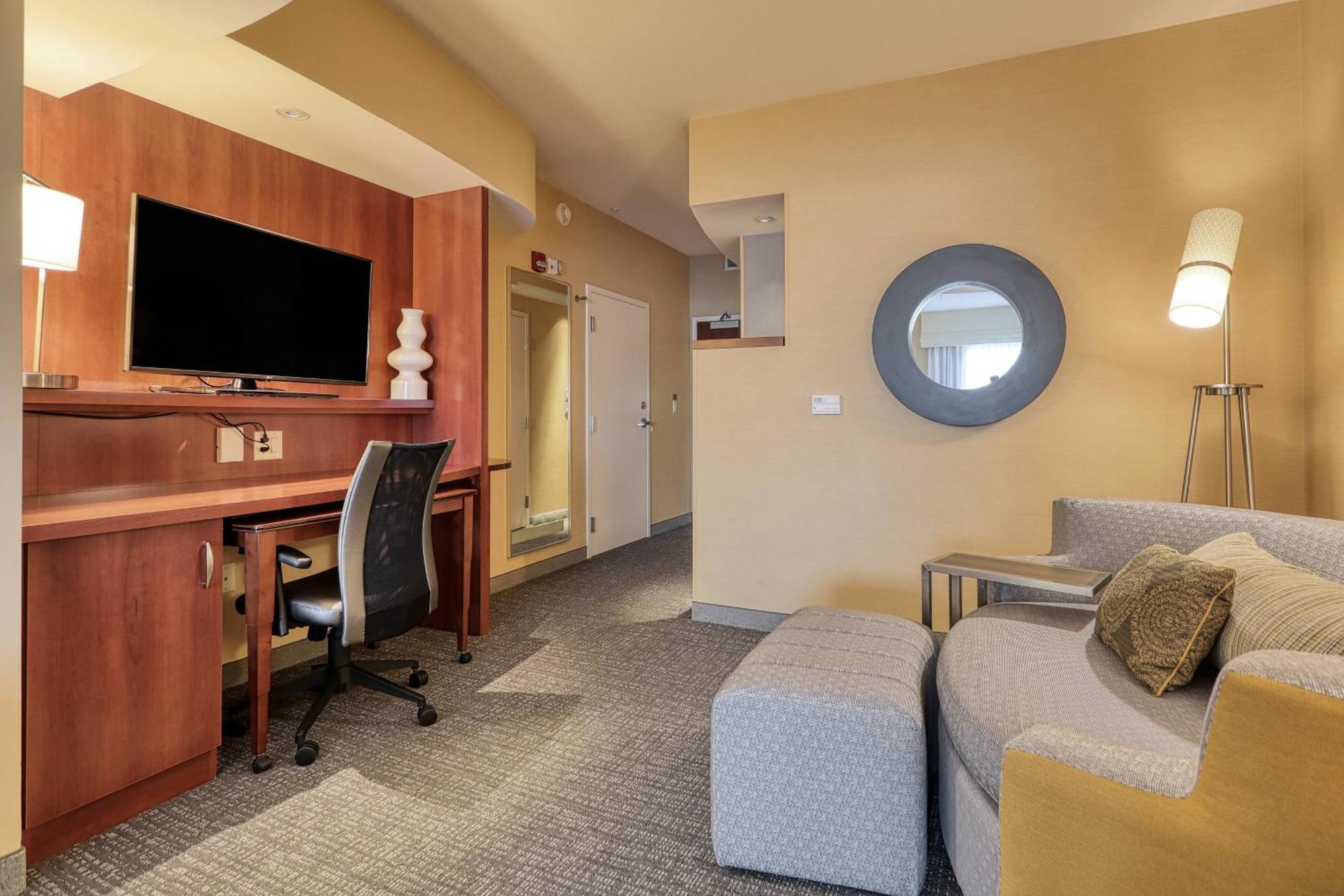 Courtyard By Marriott York Hotel Екстериор снимка